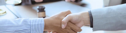 Poignée de main entre deux personnes