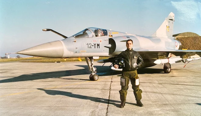 Stéphane Garnier devant son avion en tenue que pilote