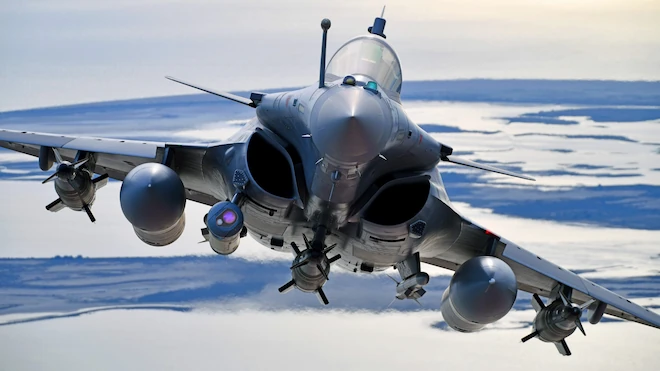 Avion de chasse en vol vue de face.